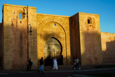 Fas 'ta. Rabat. Udayas Kasbah 'ın gece duvarı başlangıçta 12. yüzyılda Rabat nehri olan Bou Regreg' in ağzına bakmak için inşa edildi..