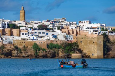Fas 'ta. Rabat. Udayas Kasbah 'ının önündeki bir balıkçı, başlangıçta 12. yüzyılda Rabat nehri olan Bou Regreg' in ağzına bakmak için inşa edildi..