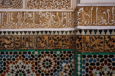 Kuzey Afrika. Fas 'ta. Marakeş. Madrasa Ben Youssef. Kur 'an yazma ayrıntıları. Fas 'ın en büyük ve en önemli medresesi.