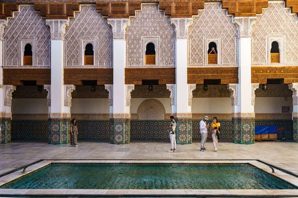 Norte África Marrocos Marraquexe Turistas Madrasa Ben Youssef Maior Mais — Fotografia de Stock