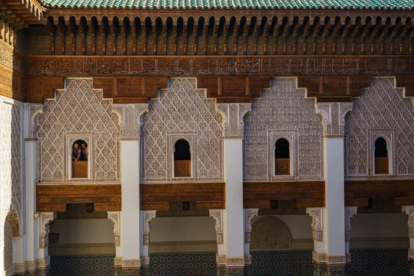 Kuzey Afrika. Fas 'ta. Marakeş. Medersa Ben Youssef 'in penceresindeki turistler. Fas 'ın en büyük ve en önemli medresesi.