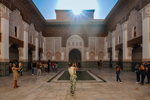 Kuzey Afrika. Fas 'ta. Marakeş. Turistler, Madrasa Ben Youssef 'de fotoğraf çekiyor. Fas 'ın en büyük ve en önemli medresesi.