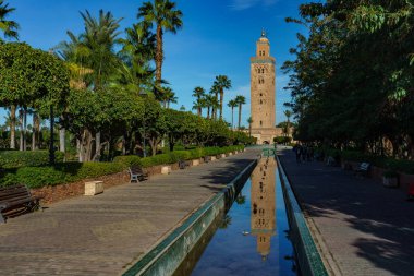 Kuzey Afrika. Fas 'ta. Marakeş. Bahçeli ve kanallı Koutoubia Camii 'nin minaresi..
