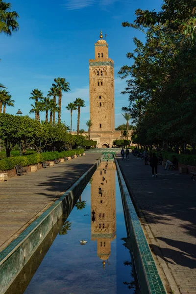 Kuzey Afrika. Fas 'ta. Marakeş. Bahçeli ve kanallı Koutoubia Camii 'nin minaresi..