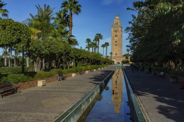 Kuzey Afrika. Fas 'ta. Marakeş. Bahçeli ve kanallı Koutoubia Camii 'nin minaresi..