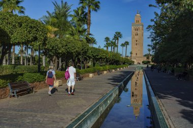 Kuzey Afrika. Fas 'ta. Marakeş. Bahçeli ve kanallı Koutoubia Camii 'nin minaresi..