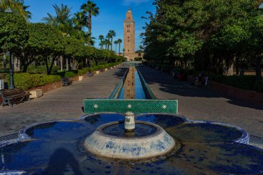 Kuzey Afrika. Fas 'ta. Marakeş. Bahçeli, çeşmeli ve kanallı Koutoubia Camii 'nin minaresi..