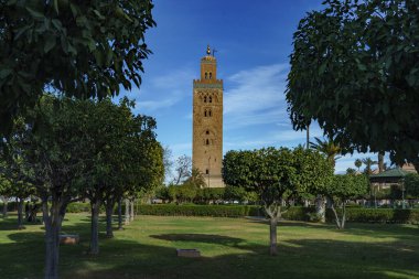 Kuzey Afrika. Fas 'ta. Marakeş. Bahçeli Koutoubia Camii minaresi.
