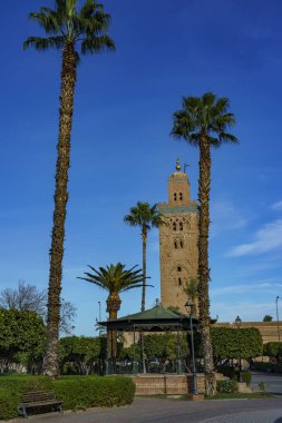 Kuzey Afrika. Fas 'ta. Marakeş. Bahçeli Koutoubia Camii minaresi.