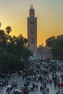 Kuzey Afrika. Fas 'ta. Marakeş. Gün batımında Jemaa el Fna Meydanı 'nda gece aktivitesi