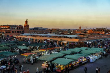 Kuzey Afrika. Fas 'ta. Marakeş. Gün batımında Jemaa el Fna Meydanı 'nda gece aktivitesi