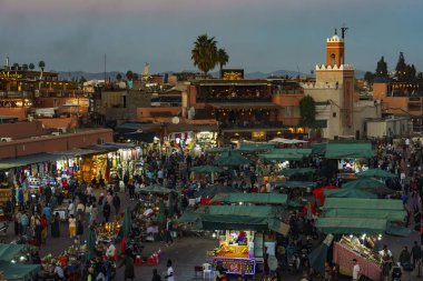 Kuzey Afrika. Fas 'ta. Marakeş. Gün batımında Jemaa el Fna Meydanı 'nda gece aktivitesi