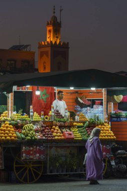 Kuzey Afrika. Fas 'ta. Marakeş. Geceleri Jemaa el fna 'da meyve suyu satan bir dükkan.