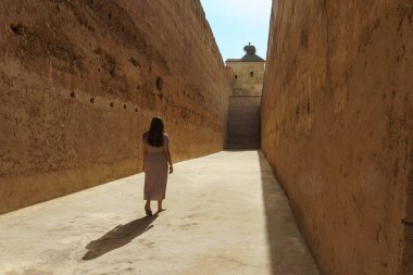 Kuzey Afrika. Morroco. Marakeş. 16. yüzyılın sonunda Sultan Ahmed el-Mansour 'un yaptırdığı El Badi Sarayı' nda yürüyen bir kadın.