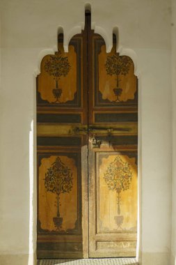 Kuzey Afrika. Fas 'ta. Marakeş. Bahia Sarayı 'nın antik boyalı kapısı.