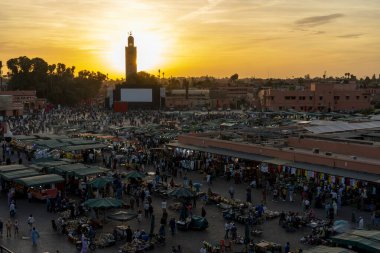 Kuzey Afrika. Fas 'ta. Marakeş. Gün batımında Jemaa el Fna Meydanı 'nda gece aktivitesi
