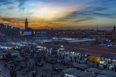 Kuzey Afrika. Fas 'ta. Marakeş. Gün batımında Jemaa el Fna Meydanı 'nda gece aktivitesi