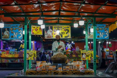 Kuzey Afrika. Fas 'ta. Marakeş. Djemaa El Fna meydanında pişmiş salyangoz satan bir tezgah.