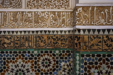 Fas 'ta. Marakeş. Madrasa Ben Youssef. Fas 'ın en büyük ve en önemli medresesi. Quranic yazısının ayrıntıları