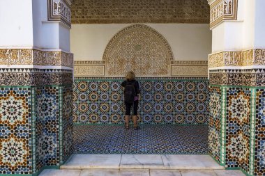 Fas 'ta. Marakeş. Madrasa Ben Youssef. Fas 'ın en büyük ve en önemli medresesi. Quranic yazısının ayrıntıları