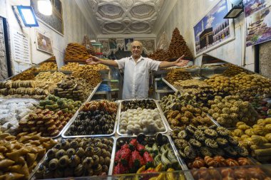 Kuzey Afrika. Fas 'ta. Marakeş. Medine 'nin çarşılarında bir doğulu pastane.