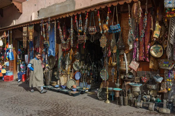 Kuzey Afrika. Fas 'ta. Marakeş. Medine 'nin kırlarında turistler için bir hediyelik eşya dükkanı.