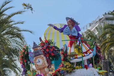 Avrupa. Fransa. Alpes-Maritimes. Güzelmiş. Karnaval. Çiçek geçit töreni. Çiçek fırlatma