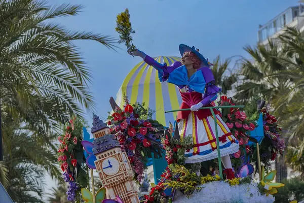 Avrupa. Fransa. Alpes-Maritimes. Güzelmiş. Karnaval. Çiçek geçit töreni. Çiçek fırlatma