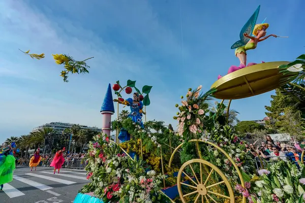 Avrupa. Fransa. Alpes-Maritimes. Güzelmiş. Karnaval. Çiçek geçit töreni. Çiçek fırlatma