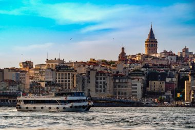Hindi. İstanbul. Akşam karanlığında Boğaziçi ve Galata Kulesi 'nde bir feribot.