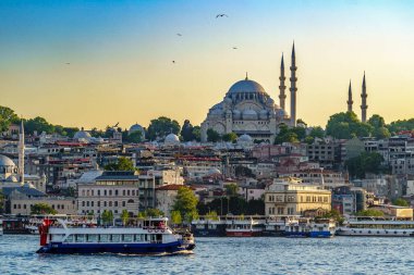 Hindi. İstanbul. Günbatımında arka planda Süleyman Camii ile birlikte gemi ve feribot gezisi.