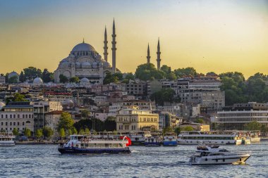 Hindi. İstanbul. Günbatımında arka planda Süleyman Camii ile birlikte gemi ve feribot gezisi.