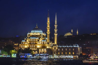 Hindi. İstanbul. Aydınlatılmış Yeni Cami Camii 'nin gece görüşü