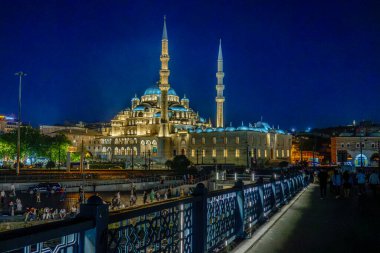 Hindi. İstanbul. Galata Köprüsü 'nden Yeni Cami Camii' nin gece manzarası.