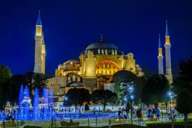 Hindi. İstanbul. Ayasofya Camii gece aydınlandı, göz kamaştırıcı mimarisini açık mavi gökyüzüne karşı sergiledi.