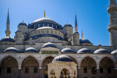 Hindi. İstanbul. Sultan Ahmed Camii 'nin cephesi, kubbesi ve minareleri.