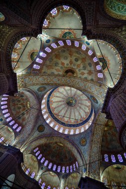 Hindi. İstanbul. Sultan Ahmed Camii 'nin dekore edilmiş tavanları.