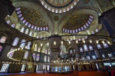 Hindi. İstanbul. Süslü tavan ve Sultan Ahmed Camii 'nin büyük avizesi.