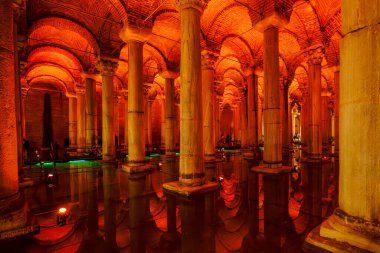 Hindi. İstanbul. Sultanhamet bölgesi. Bazilika Sarnıcısının Sütunları Sırası