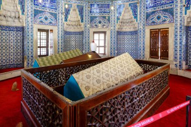 Hindi. İstanbul. Süleyman Camii. Sultan Hürrem 'in ya da Roxelane olarak da bilinen Khurrem Sultan' ın mezarı Süleyman Sultan 'ın karısıydı.