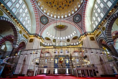 Hindi. İstanbul. İstanbul 'daki Süleyman Camii' nin çarpıcı iç mimarisi, büyük kubbesini, karmaşık Osmanlı mimarisini gözler önüne seriyor.