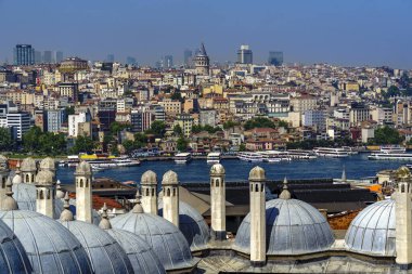 Hindi. İstanbul. Birçok kubbesi olan Süleyman Camii 'nden Galata Kulesi ve Karaköy' ün manzarası