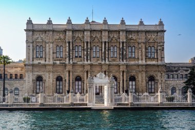 Hindi. İstanbul. Boğazdaki Dolmabahce Sarayı 'nın ön cephesi ve girişi.