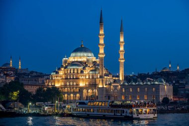 Hindi. İstanbul. Akşamüstü Yeni Cami Cami Camii 'nin önünden kalkmaya hazır bir turist feribotu var.