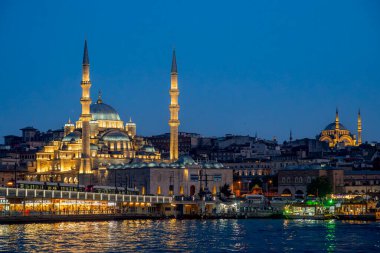 Hindi. İstanbul. Yeni Cami Camii, Galata Köprüsü ve arka planda ise Süleyman Camii ile aydınlandı.