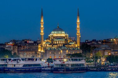 Hindi. İstanbul. Gece Yeni Cami Camii 'nin karşısındaki turist feribot istasyonu