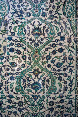 Hindi. İstanbul. Topkapı Sarayı. Harem bölgesinin duvarlarını süsleyen Isnik toprak kiremitleri