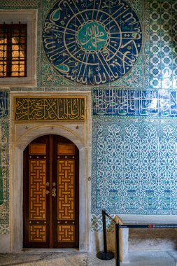 Hindi. İstanbul. Topkapı Sarayı. Harem bölgesinin duvarlarını süsleyen Isnik periliği