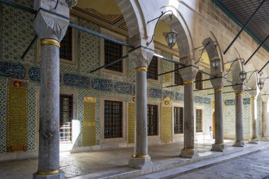 Hindi. İstanbul. Topkapı Sarayı. Isnik toprak kiremitleri ve Harem bölgesinin duvarlarını süsleyen kaligrafi