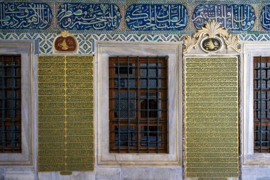 Hindi. İstanbul. Topkapı Sarayı. Isnik toprak kiremitleri ve Harem bölgesinin duvarlarını süsleyen kaligrafi
